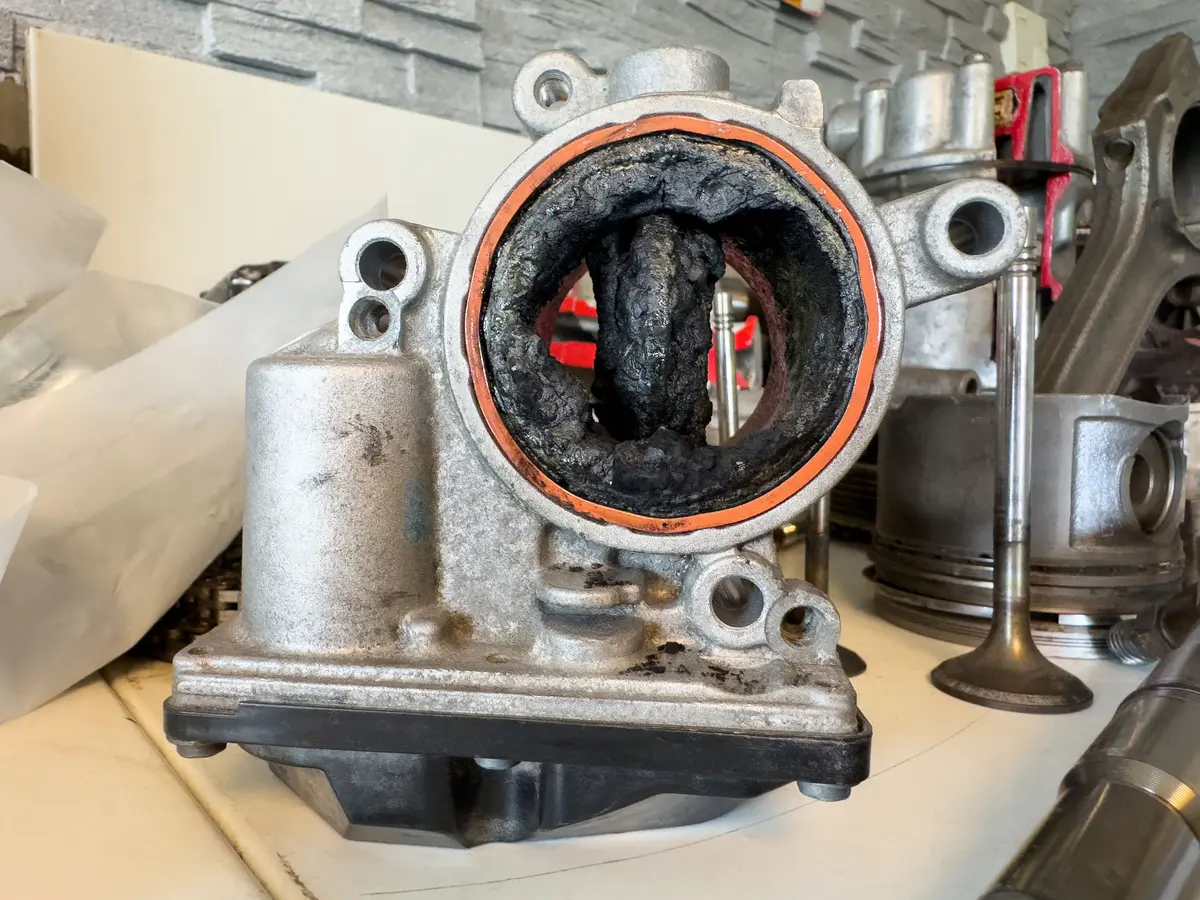 Verschmutztes AGR-Ventil — vor der Reinigung