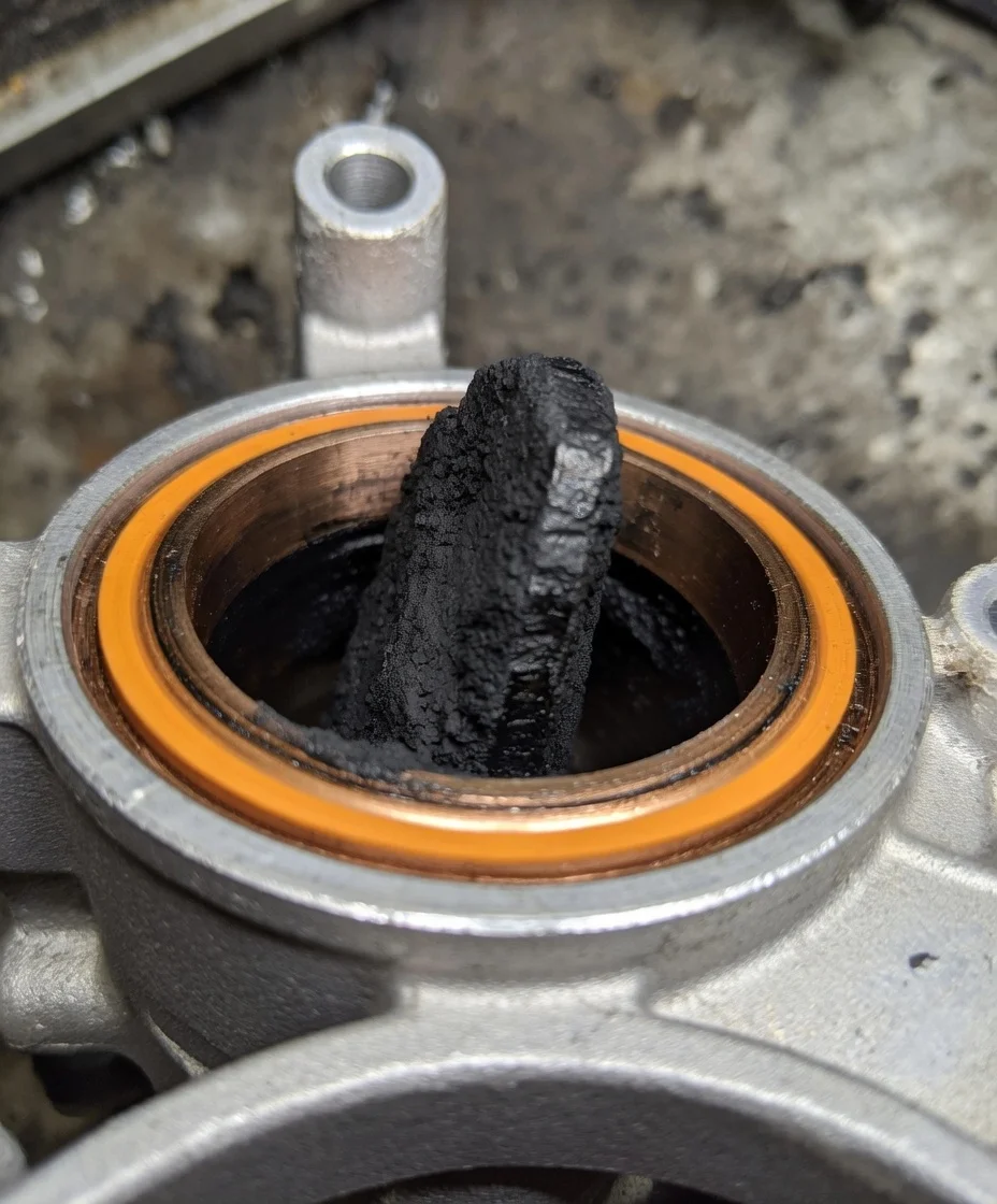 Verschmutzte Drosselklappe — vor der Reinigung